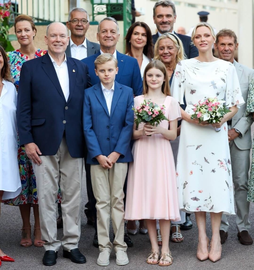 Fyrst Albert, arvefyrst Jacques i blå blazer, prinsesse Gabriella i lyserosa kjole og fyrstinne Charlène i hvit mønstret kjole