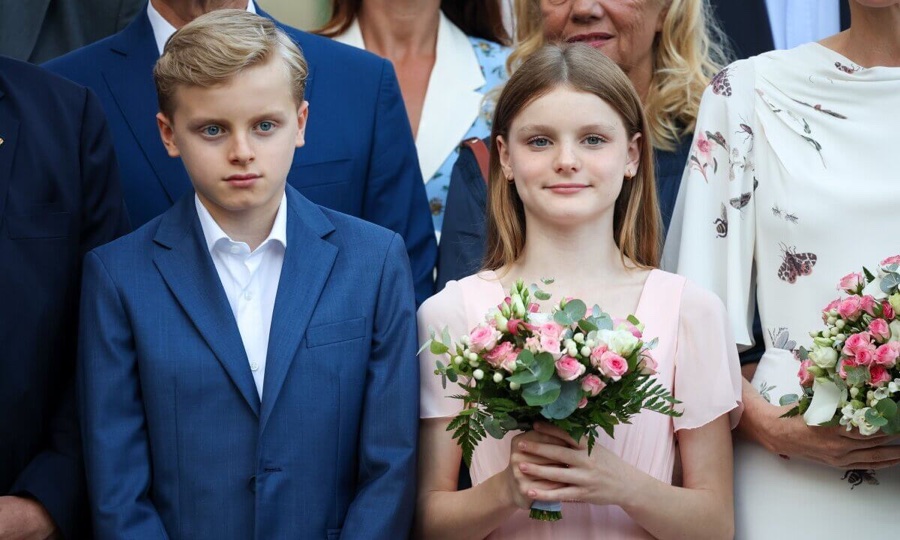 Nærbilde av arvefyrst Jacques i blå dressjakke og prinsesse Gabriella i lyserosa kjole med en bukett roser