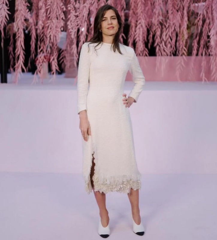 Charlotte Casiraghi i helfigur i hvit kjole