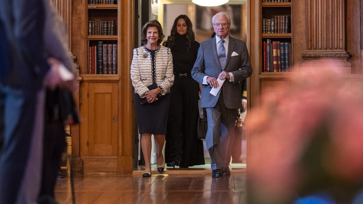 Dronning Silvia, prinsesse Sofia og kong Carl Gustaf kommer gående inn i biblioteket