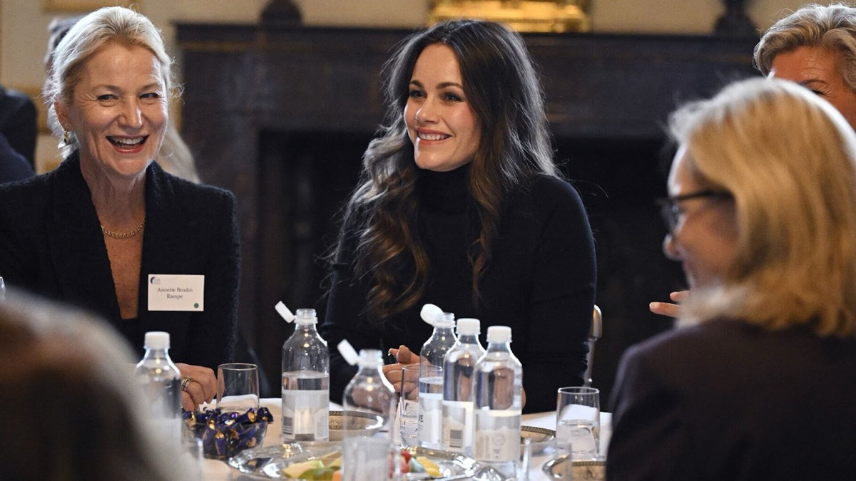 Prinsesse Sofia smiler i samtale med to andre deltakere rundt et bord
