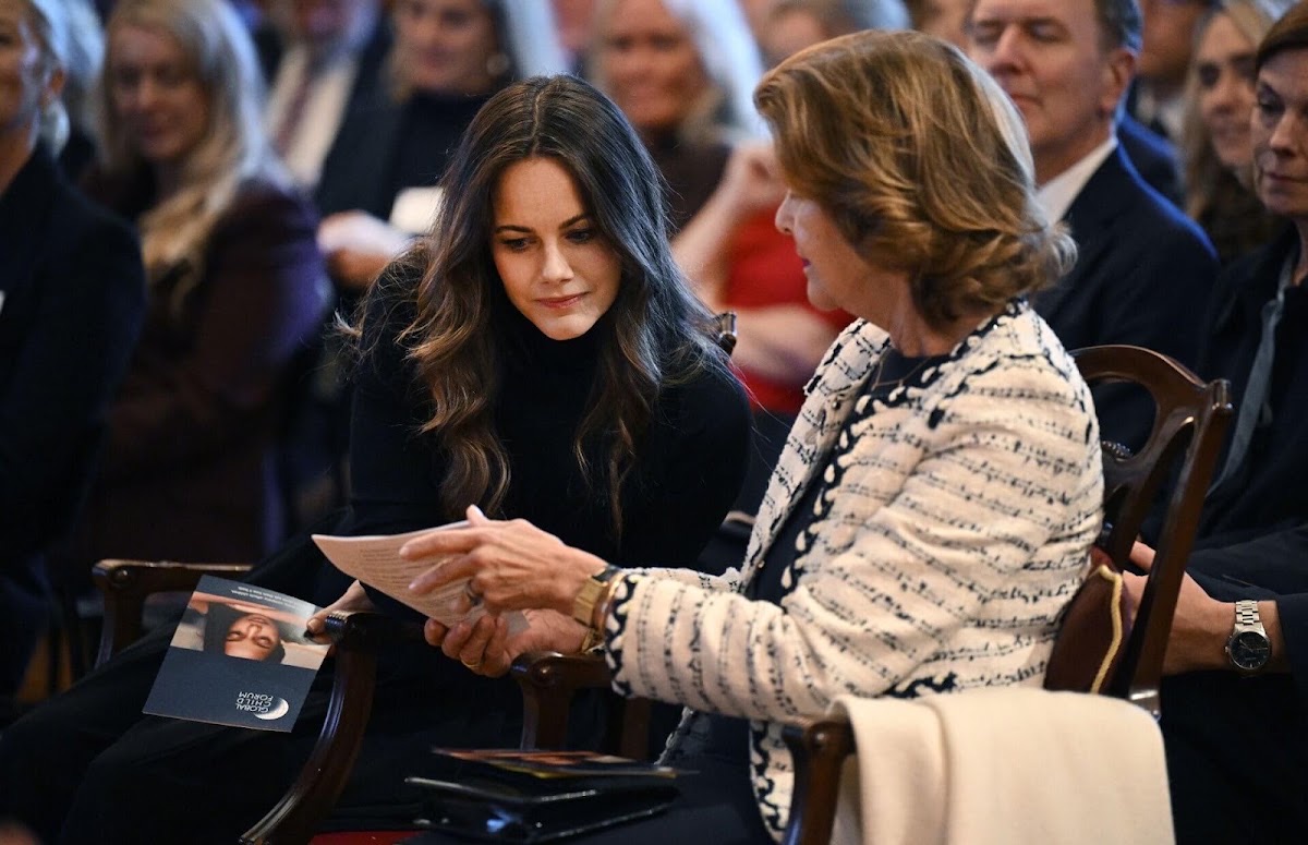Prinsesse Sofia og dronning Silvia sitter side om side og ser i et program