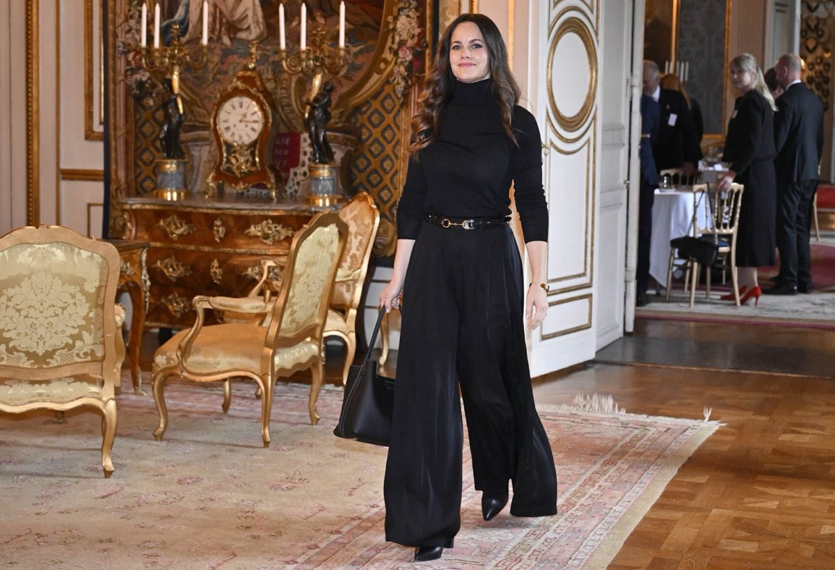 Prinsesse Sofia går gjennom en av slottets saler
