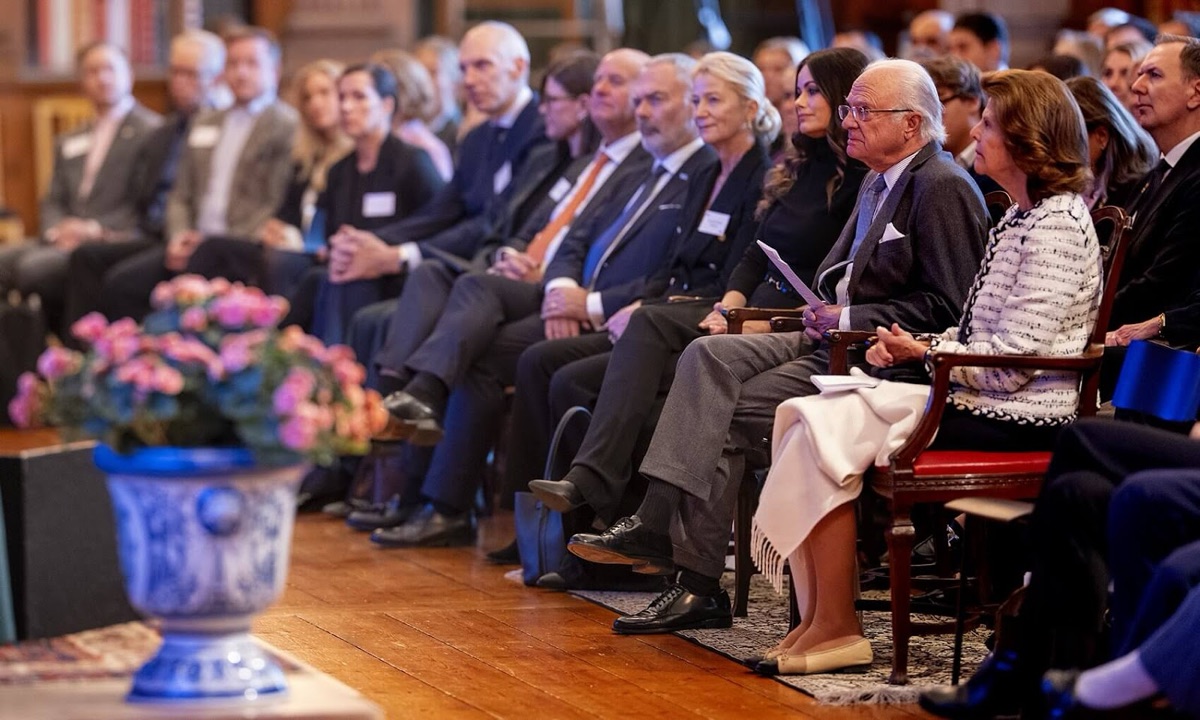 Kong Carl Gustaf og dronning Silvia sitter blant deltakerne i salen