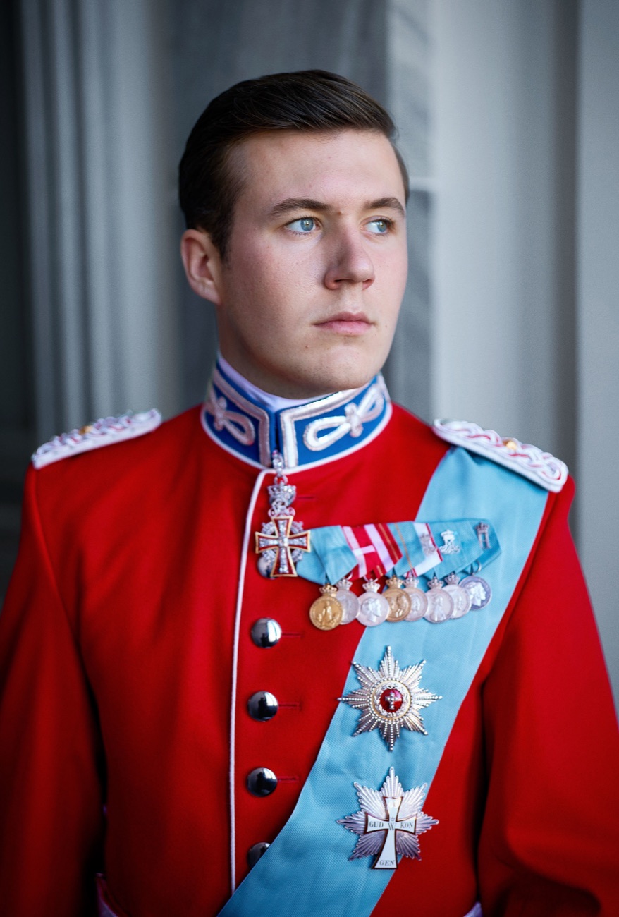 Nærportrett av kronprins Christian i uniform