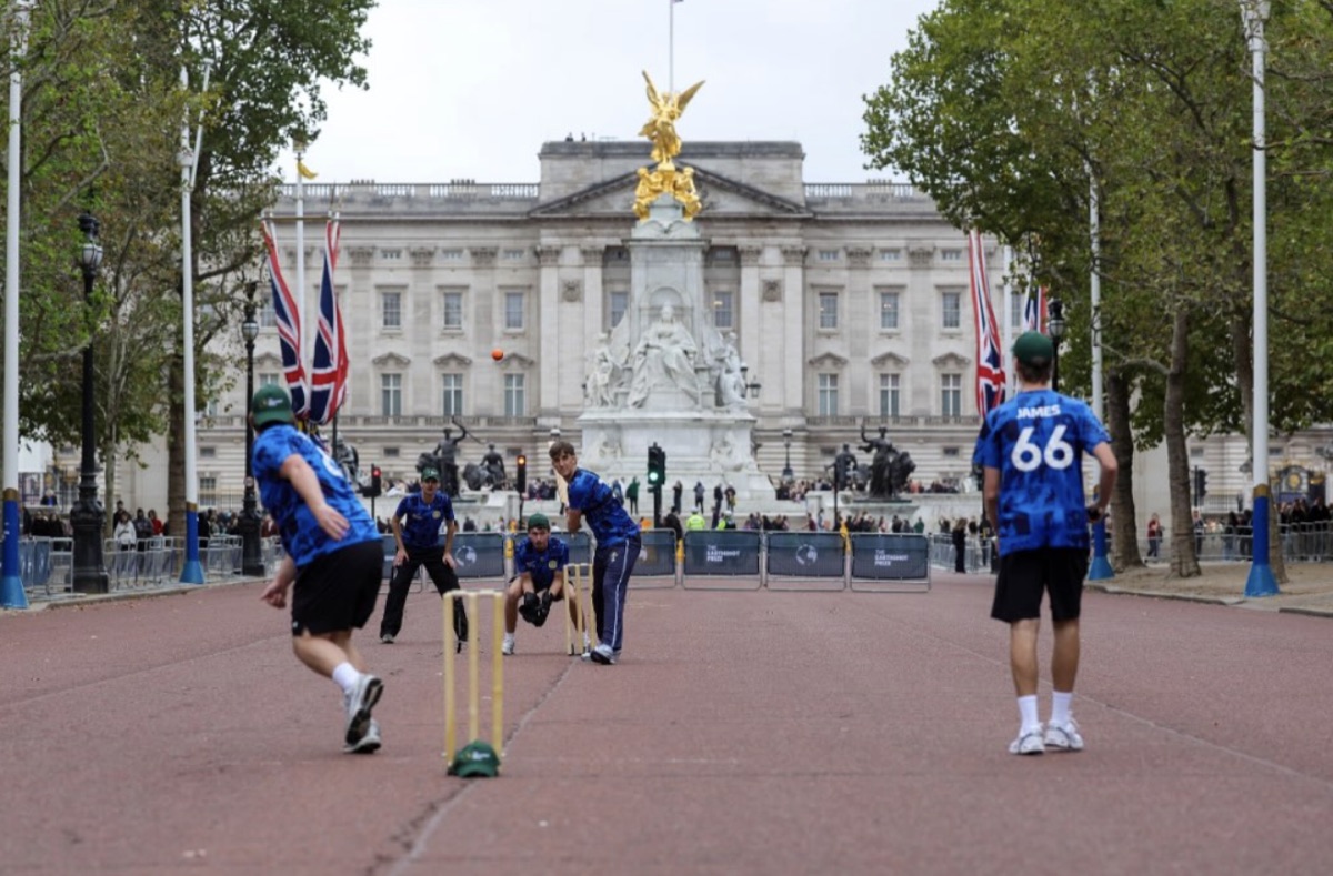 Cricketkamp på The Mall med Buckingham Palace i bakgrunnen