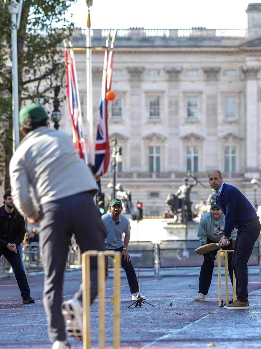 Prins William står ved slagplassen med balltre mens ballen kommer mot ham