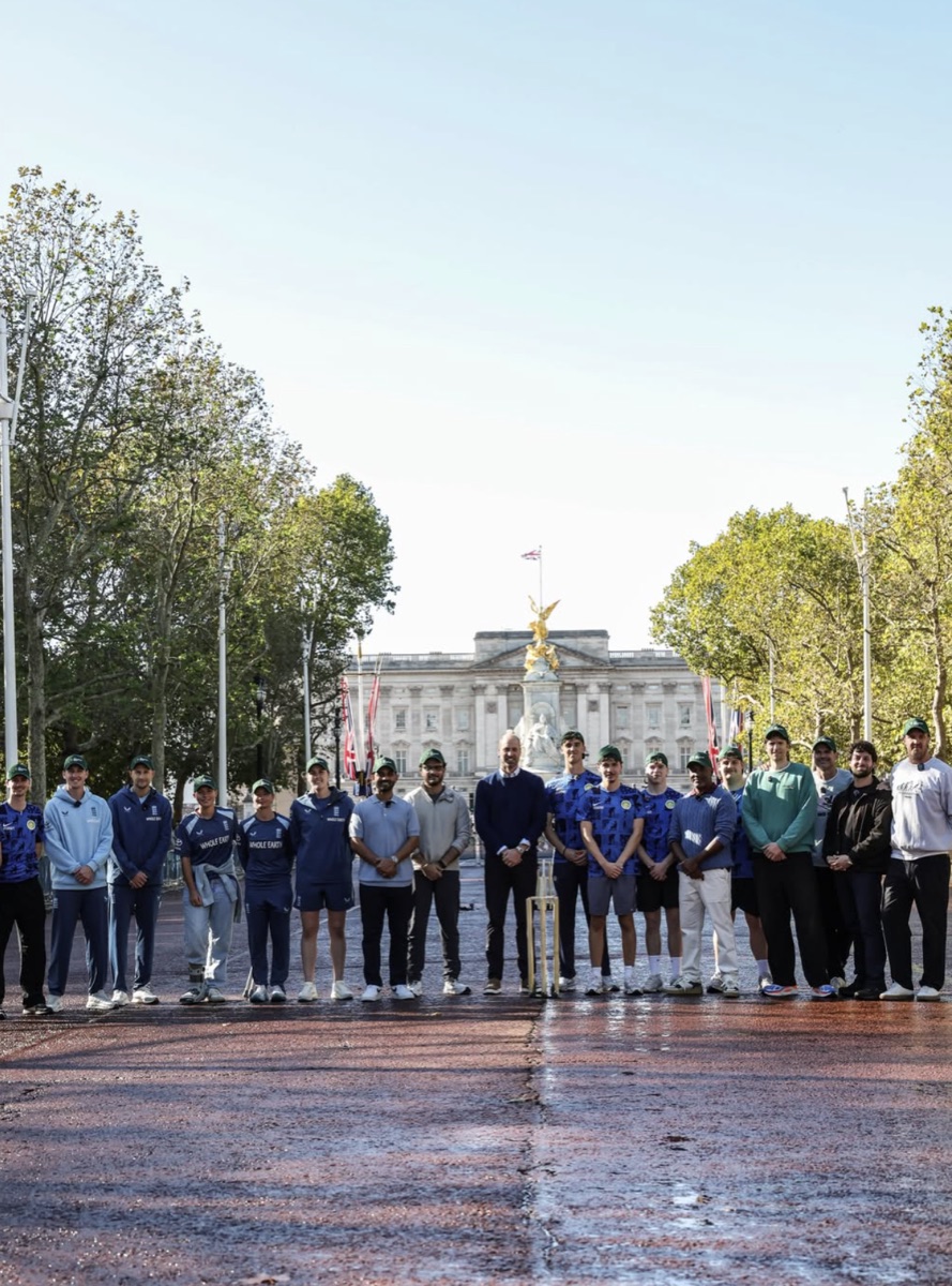 Alle deltakerne oppstilt på The Mall med Buckingham Palace bak
