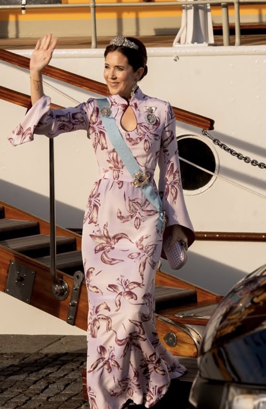 Dronning Mary i blomstrete gallakjole