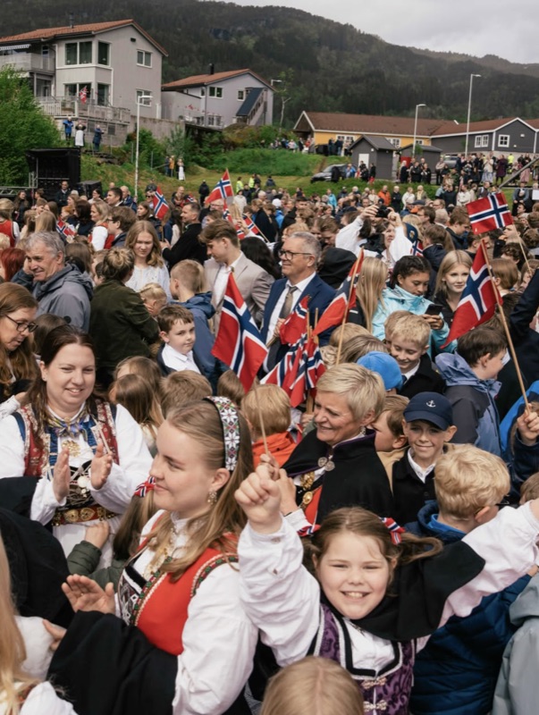 Folkemengden vinker med norske flagg