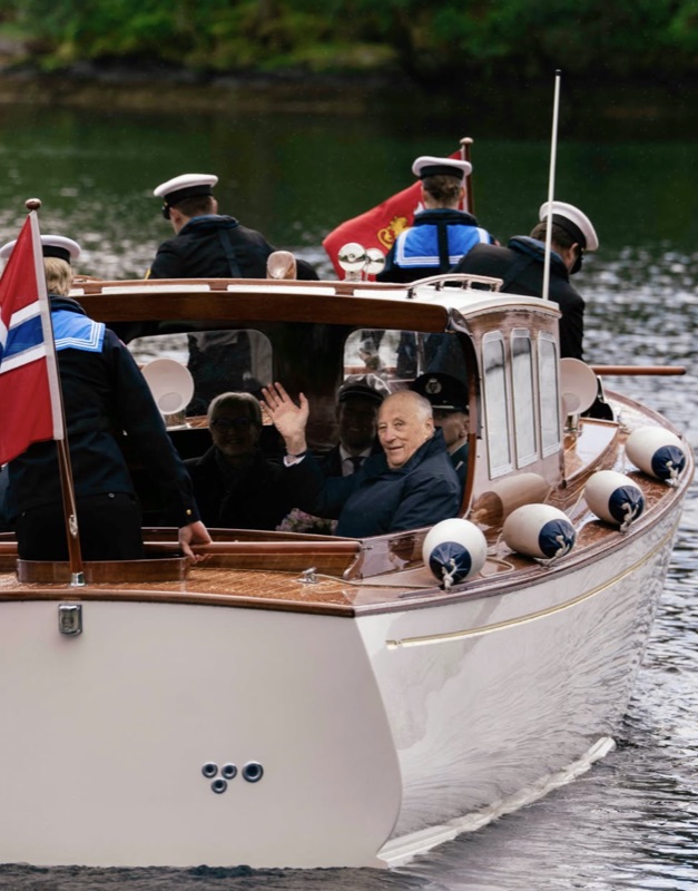 Kongen ankommer i båt