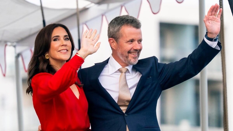 Kongeparet vinker til publikum på kaien