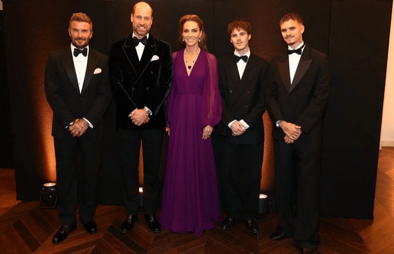 David Beckham, prins William, prinsesse Catherine og Beckhams to sønner står på rekke i smoking
