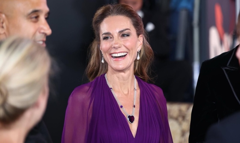 Nærbilde av prinsesse Catherine som ler, med et ametystkjede med hjerteformet anheng rundt halsen