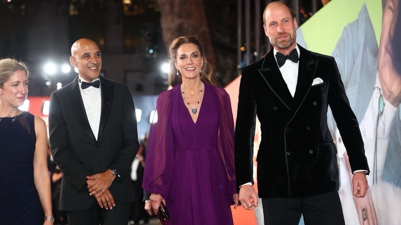 Prins William og prinsesse Catherine på den røde løperen sammen med to av vertene
