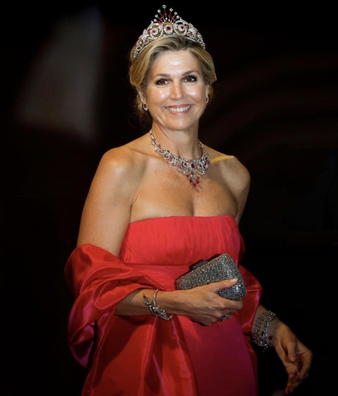 Dronning Máxima med tiara og smykker