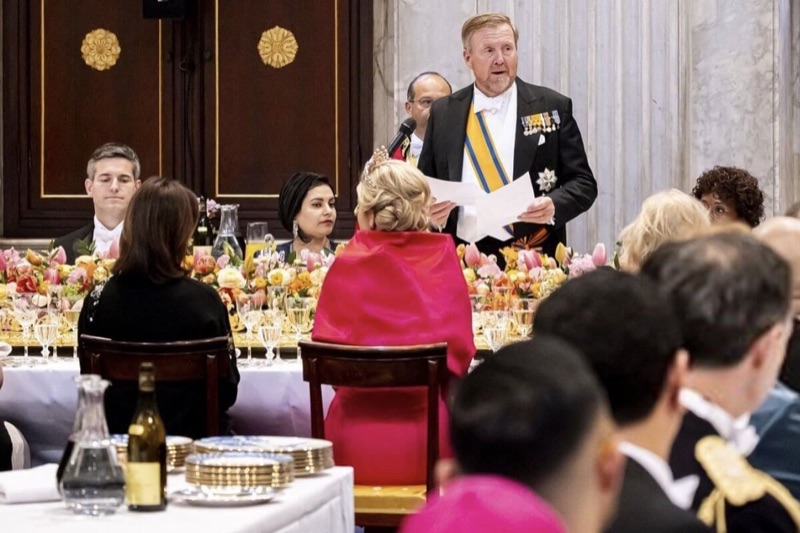 Kong Willem-Alexander holder tale under middagen