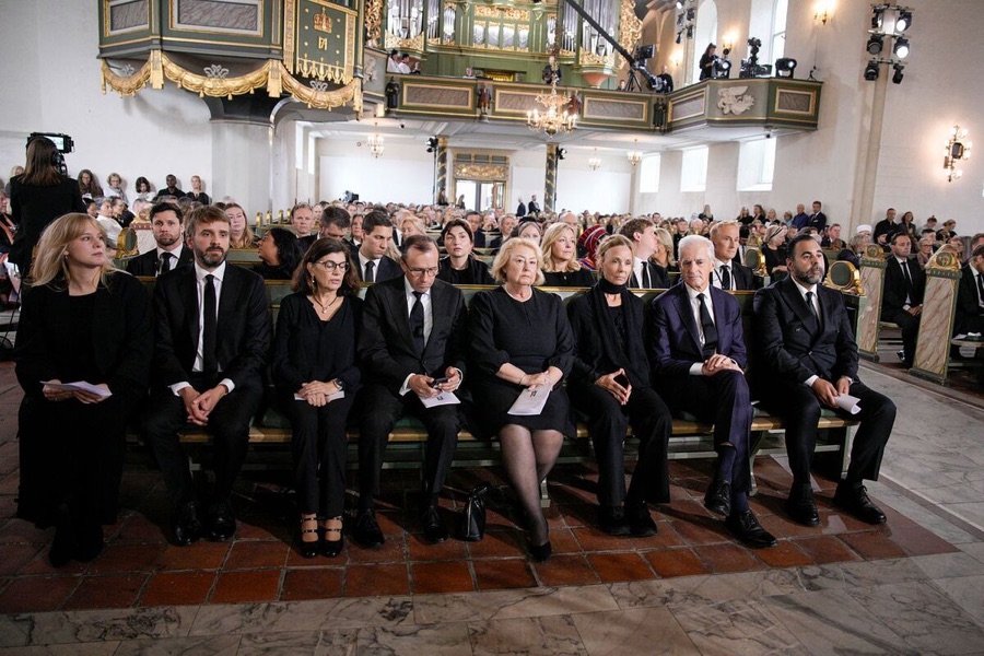 De fremste benkeradene i Oslo domkirke under sørgegudstjenesten