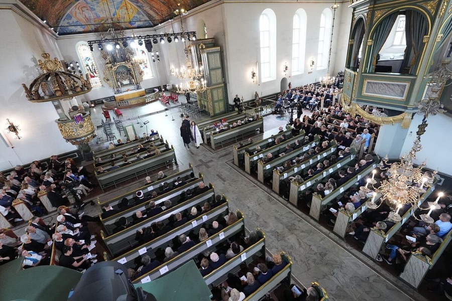 Oversiktsbilde av en fullsatt Oslo domkirke under sørgegudstjenesten