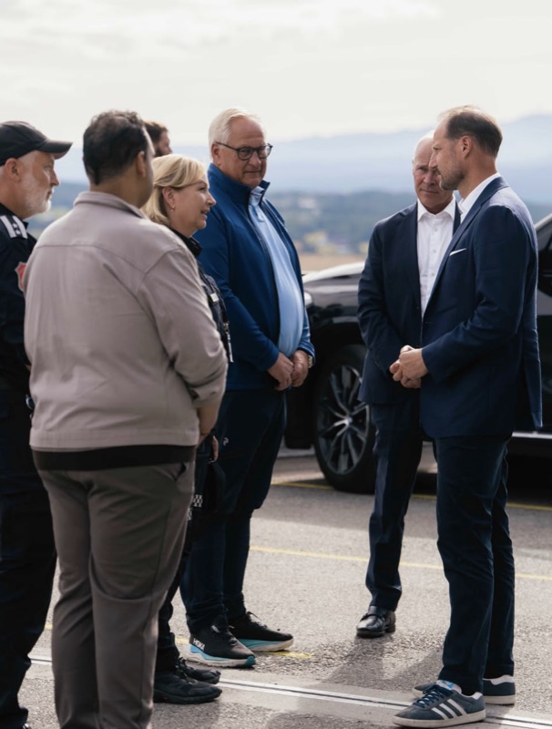 Kronprins Haakon hilser på representanter fra nødetatene og kommunen