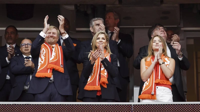 Kongefamilien jubler under kampen mellom Nederland og Sverige