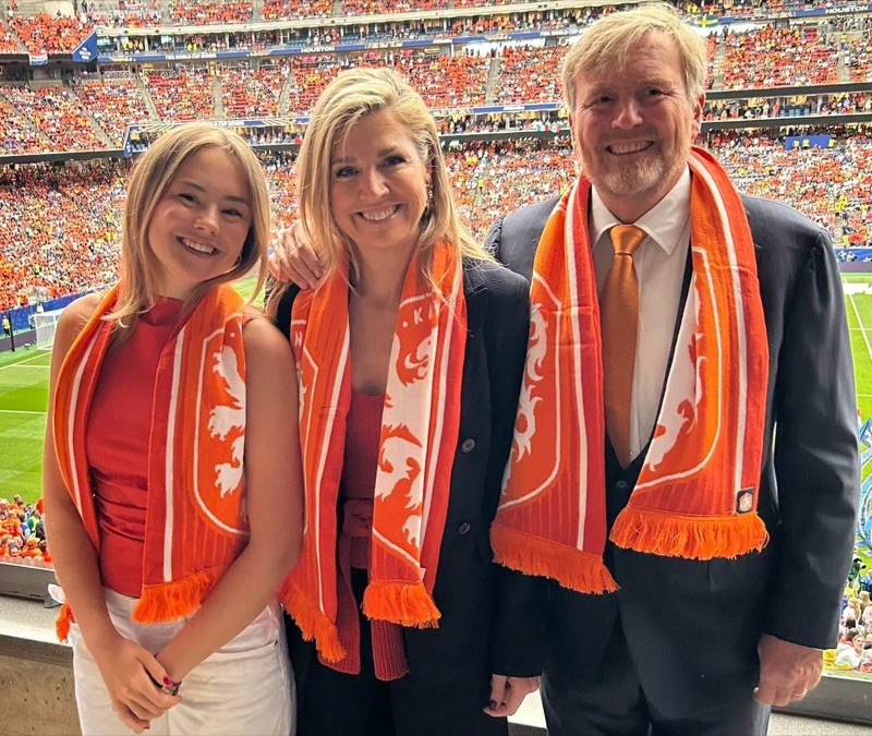 Kong Willem-Alexander, dronning Máxima og prinsesse Ariane på stadion