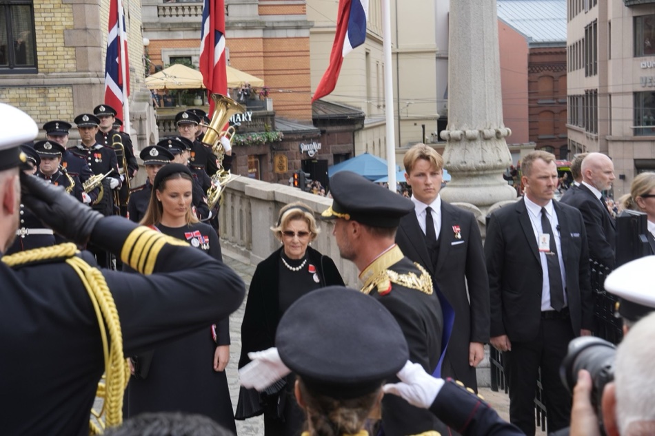 Kronprinsesse Ingrid Alexandra, dronning Sonja og prins Sverre Magnus ankommer Stortinget bak kong Haakon i gallauniform, mens militære gjør honnør