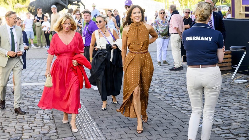 Dronning Mary ankommer åpningsseremonien i Aachen