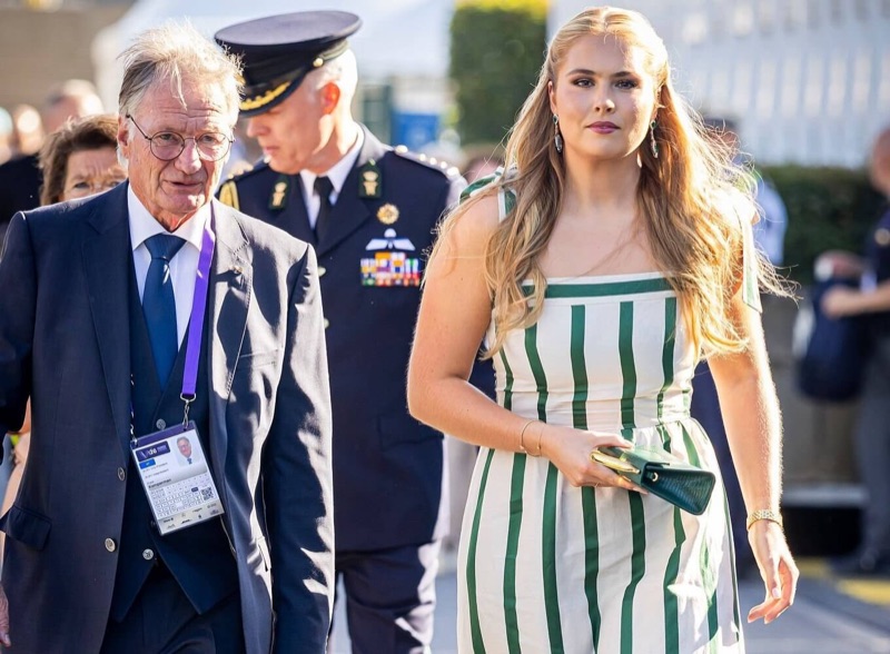 Kronprinsesse Amalia ankommer sammen med arrangørene