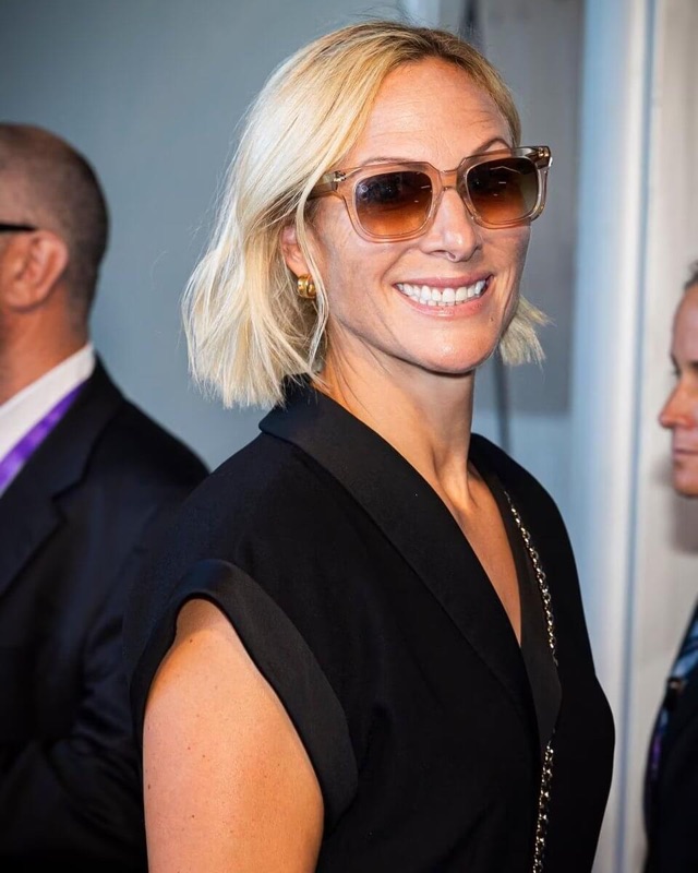Zara Tindall smiler med solbriller