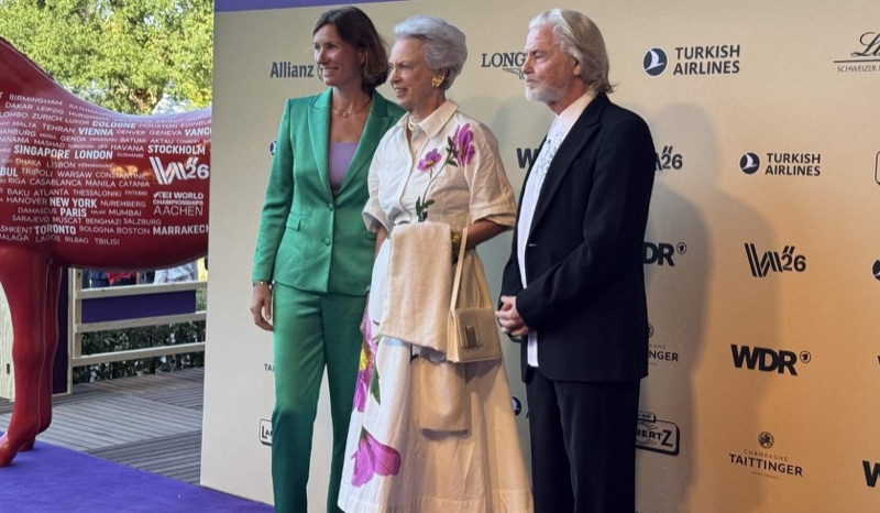 Prinsesse Benedikte poserer på den lilla løperen