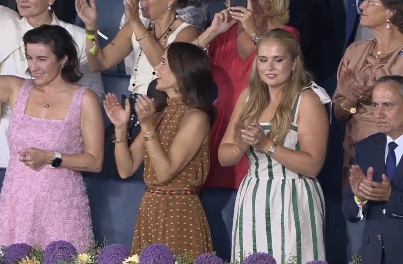 Dronning Mary og kronprinsesse Amalia applauderer på tribunen
