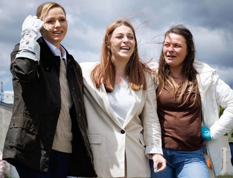 Fyrstinnen sammen med medarbeidere fra senteret