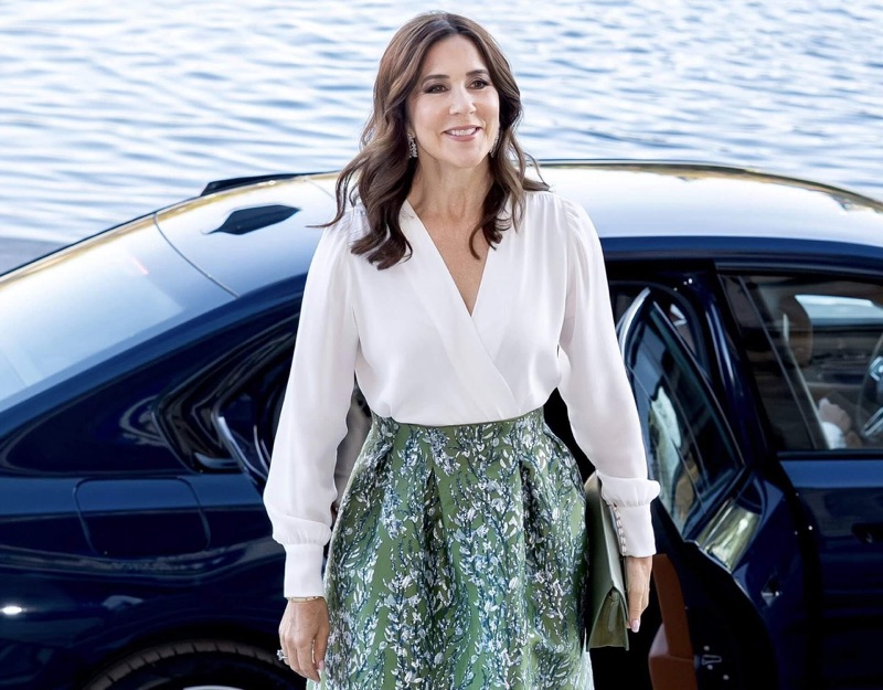 Dronning Mary ankommer middagen