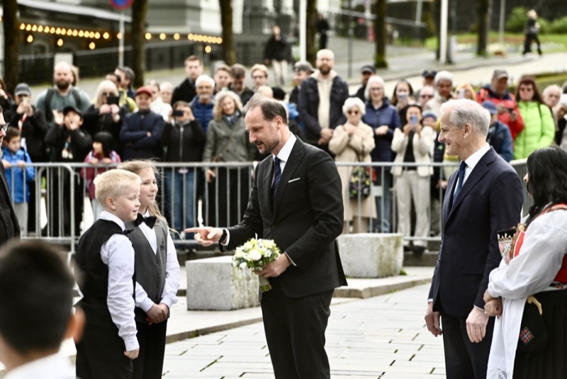 Kronprinsen møter skolekorps før åpningen