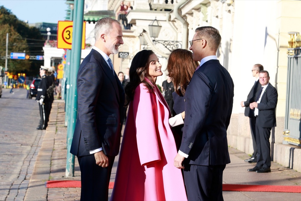 Kong Felipe og dronning Letizia hilser på president Alexander Stubb og Suzanne Innes-Stubb på den røde løperen