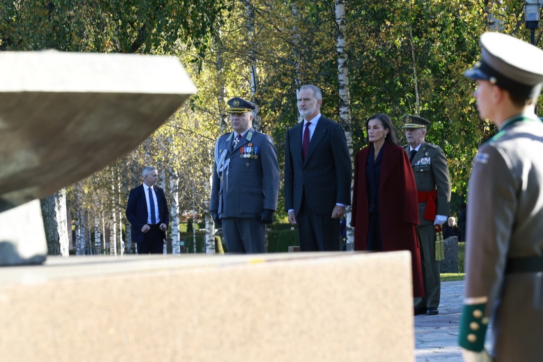 The royal couple and Finnish officers during the wreath-laying at Hietaniemi Cemetery
