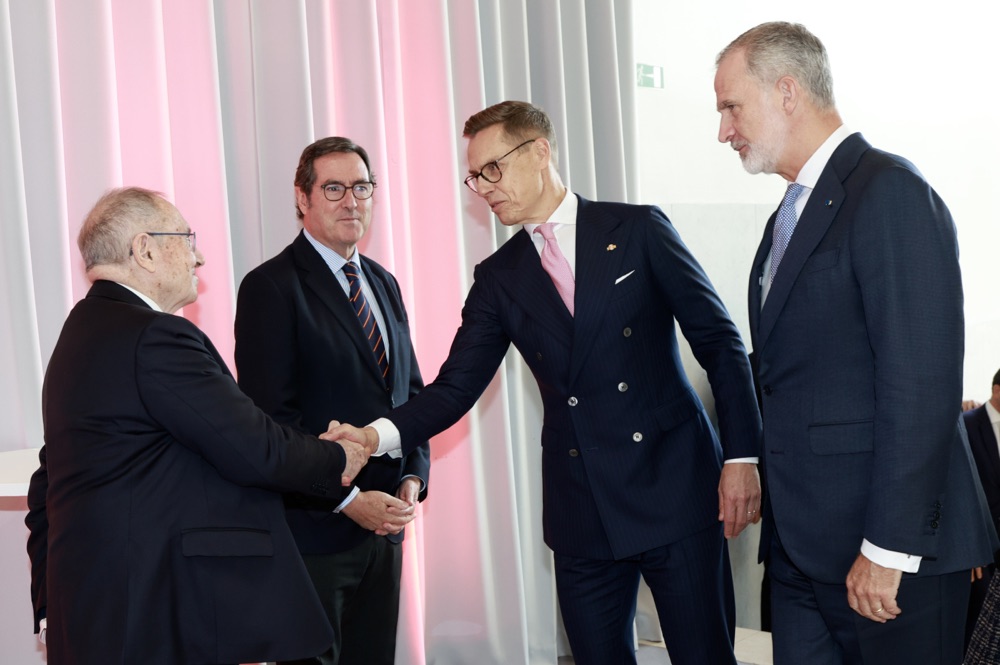 Kong Felipe og president Stubb hilser på deltakere under næringslivsarrangementet i Finlandiahuset