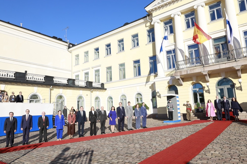 Velkomstseremonien på gårdsplassen foran Presidentpalasset med spanske og finske flagg