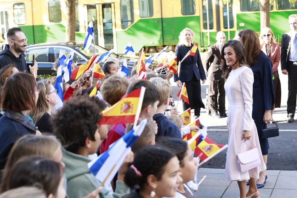Elever vifter med spanske og finske flagg når dronning Letizia ankommer skolen