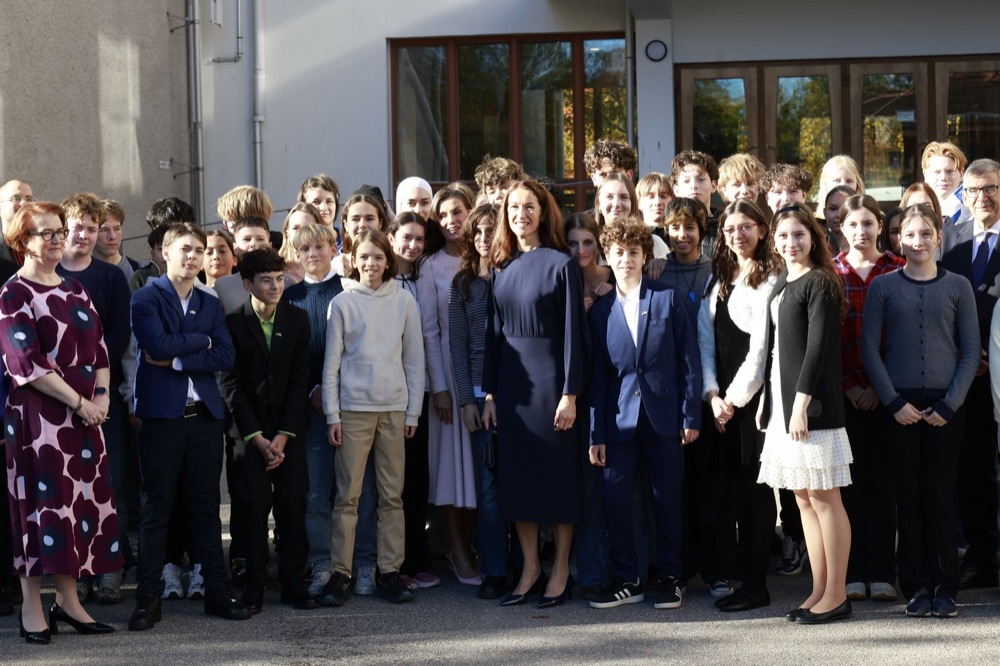 Gruppebilde av elevene sammen med dronning Letizia og Suzanne Innes-Stubb utenfor skolen