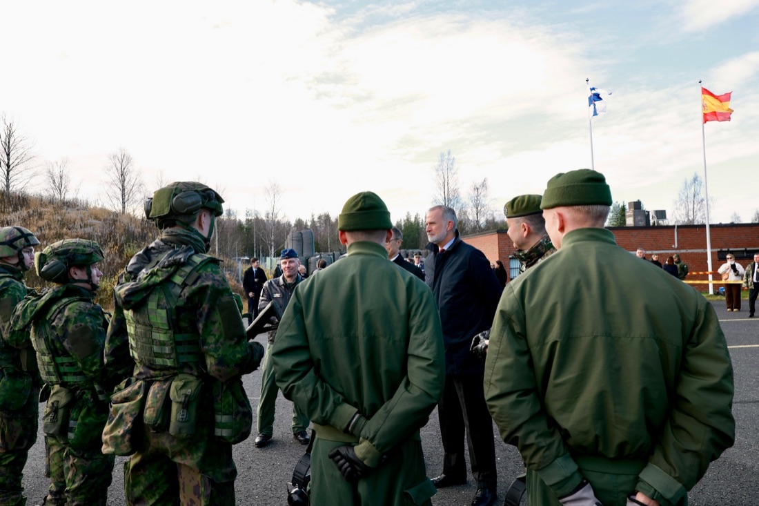 King Felipe talking with Finnish conscripts at the air base in Lapland