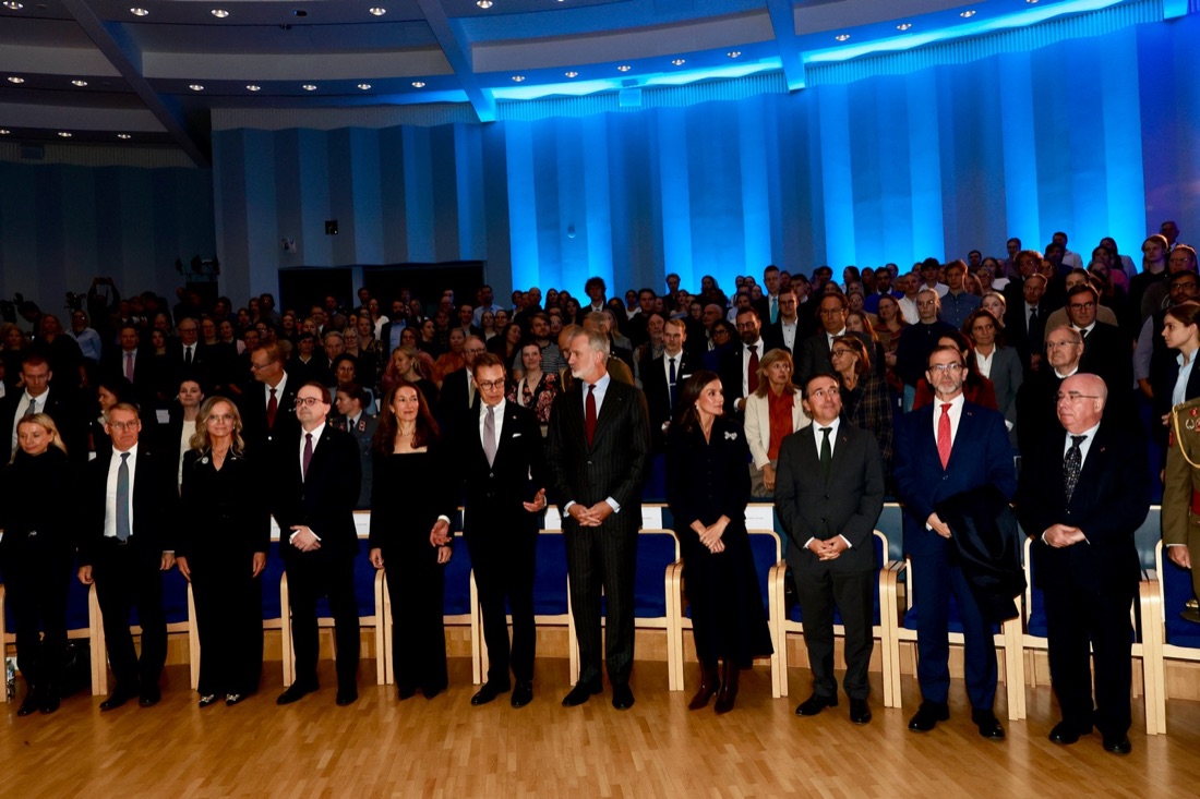The royal and presidential couples with students in the auditorium at the University of Lapland