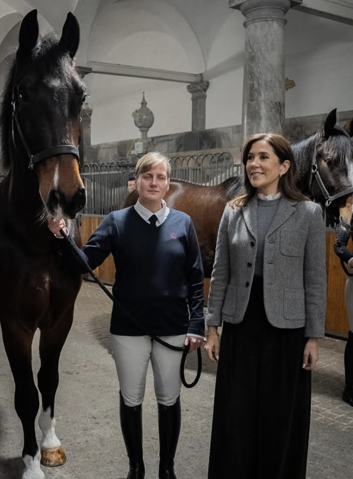 Dronning Mary med en av de nye hestene i stallen