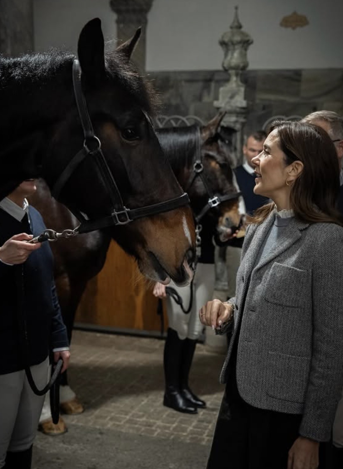 Dronning Mary hilser på en av hestene