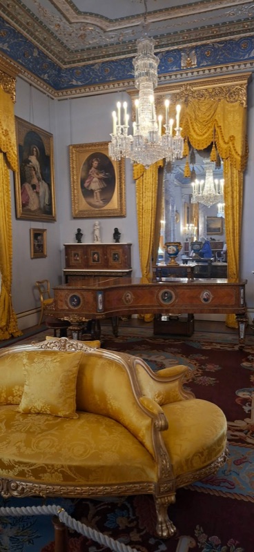Flygelet i salongen på Osborne House med to krakker