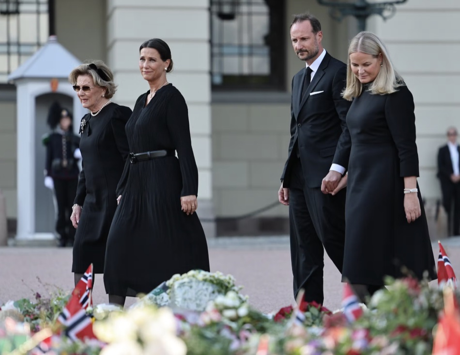 Dronning Sonja og prinsesse Märtha Louise går foran, kong Haakon og dronning Mette-Marit bak, på vei mot blomsterhavet foran Slottet