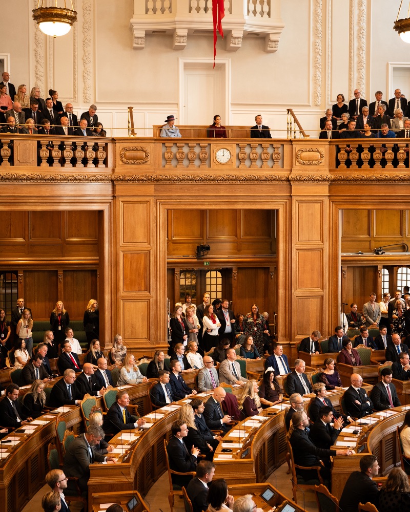 The chamber of the Folketing seen from above, with Princess Benedikte, Queen Mary and King Frederik in the royal box above the floor