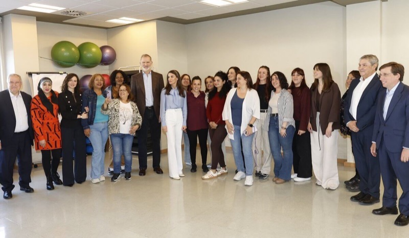 Gruppebilde med studenter og ansatte