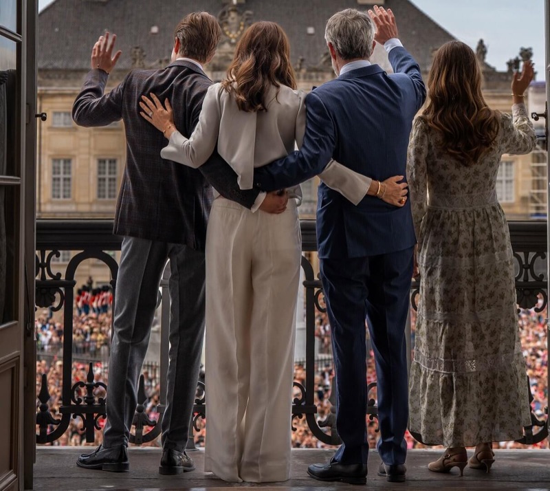 Familien vinker til folkemengden